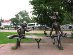 Симпатичная троица присела на скамейку в сквере у фонтана на перекрестке улиц Михалевича и Гурьева.
