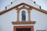 Сан Мигель или Архангел Михаил, поражающий копьем змия на фасаде одноименной церкви 15-го века