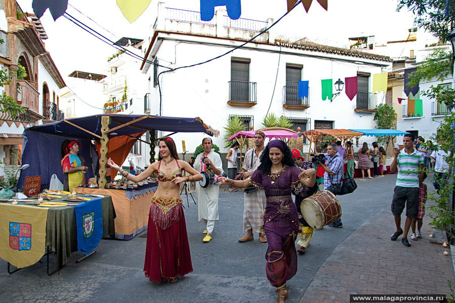 Гуаро готовится к фестивалю Luna Morа, Guaro,  Малага Малага, Испания