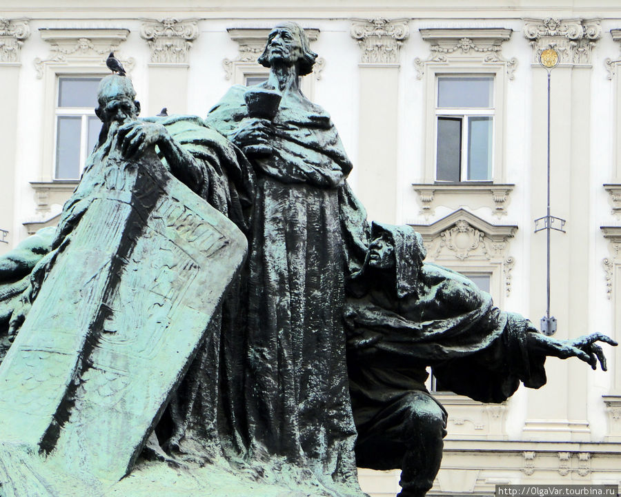 А на самом памятнике надпись —   философия жизни самого Яна Гуса — «Любите людей» Прага, Чехия