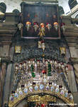 Кувуклия. Перед входом в Кувуклию над портретами двенадцати апостолов подвешены лампады
