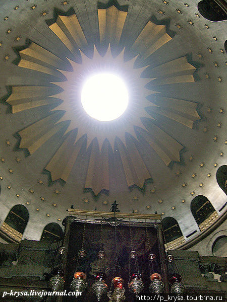 Купол над Кувуклией выполнен в виде солнца с двенадцатью лучами, символизирующими двенадцать апостолов. Каждый луч разделен на три части, что обозначает Троицу Иерусалим, Израиль
