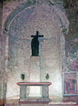 За каменным престолом возвышается на высоком постаменте большая бронзовая статуя cв. Елены с обретенным ею Крестом в руках