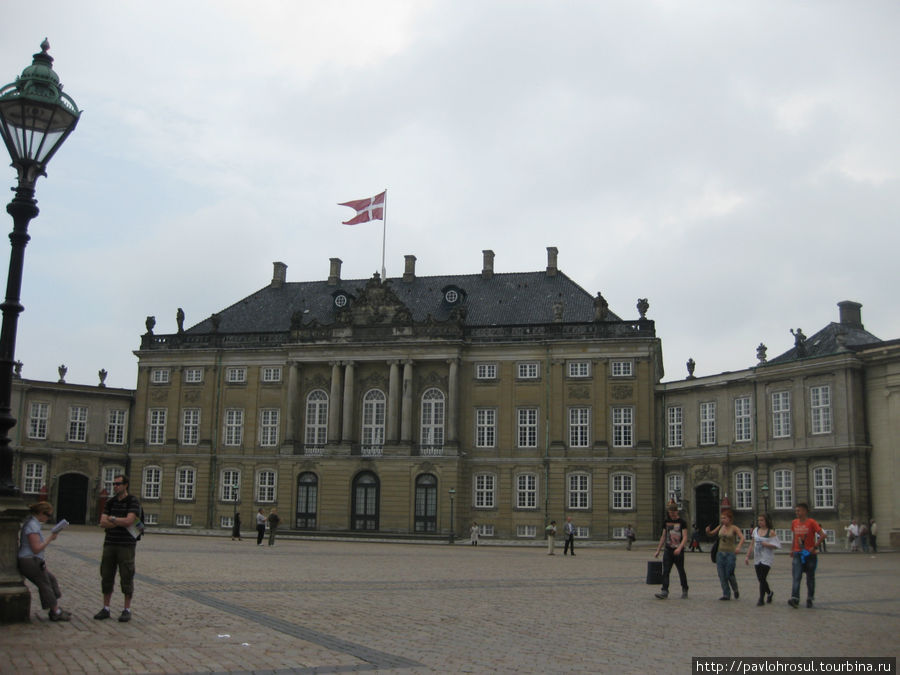 Королевский дворец Amaliensborg Slot
сдесь живет королева Дании Маргрете II Копенгаген, Дания