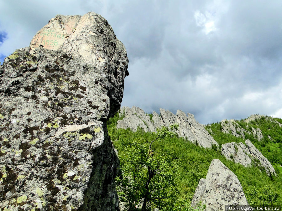 А в этой скале я увидела огромного птенца, вглядывающегося в небо в ожидании, когда вернутся родители Златоуст, Россия