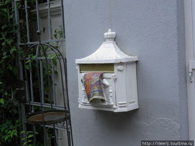 О том, под каким дождем проводились съемки, красноречиво говорит газета, поникшая в почтовом ящике. Германия