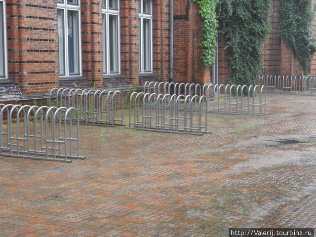 Места для стоянки велосипедов прихожан. Германия
