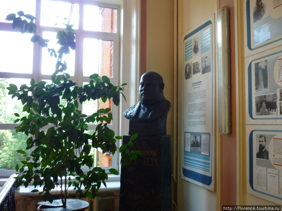 Бюст Ганнушкина стоит на лестничнной клетке Москва, Россия