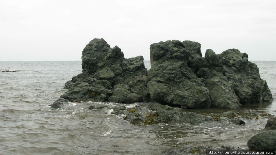 Залив Анива. скалы из яшмы Тонино-Анивский полуостров, Россия