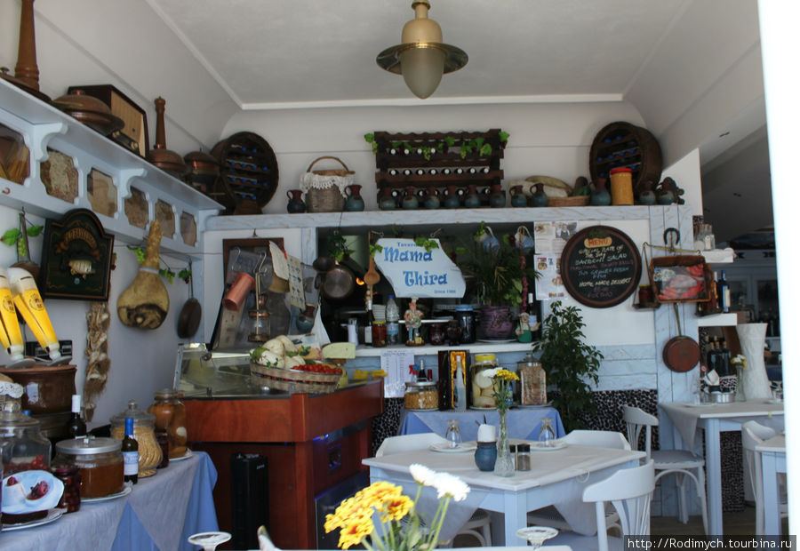 Интерьер одного из кафе Фира, остров Санторини, Греция