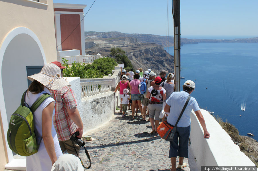 Туристы шли на зов десятая группа организованной толпой
Ну и пусть не в рифму )) Фира, остров Санторини, Греция