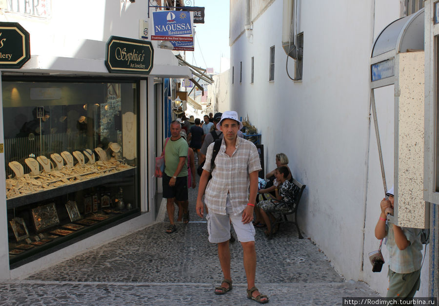 Вот она золотая улочка и ТЕНЬ Фира, остров Санторини, Греция