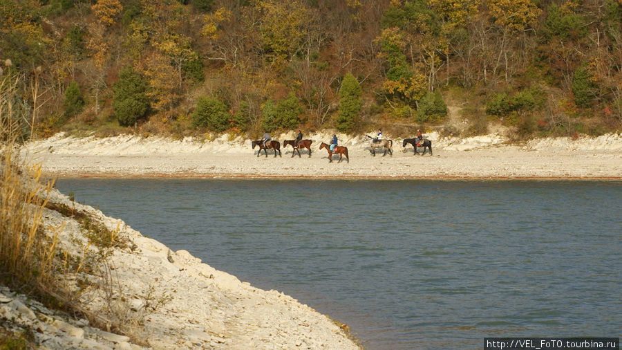 Рядом с озером находится конная база, где туристам предлагают совершить конную прогулку по живописной тропе вокруг озера. Анапа, Россия