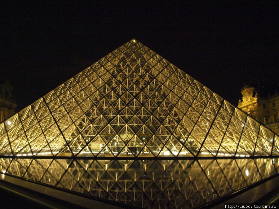 Пирамида Лувра вечером Париж, Франция