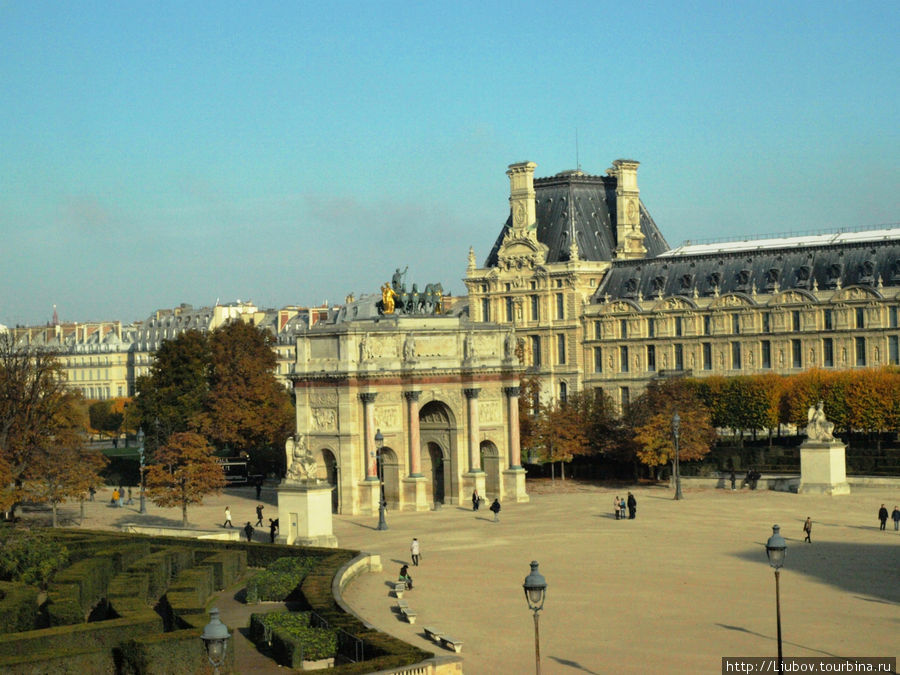 Это фото сделано из окон Лувра. Рекомендую в музее посмотреть не только шедевры, но выглянуть в окошко. Париж, Франция