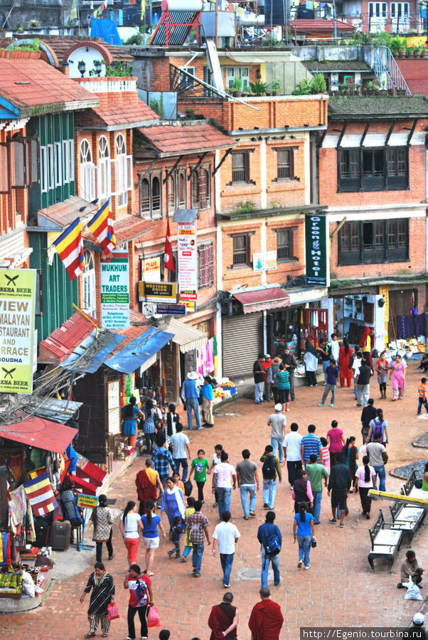 часть круговой улицы вокруг ступы Катманду, Непал