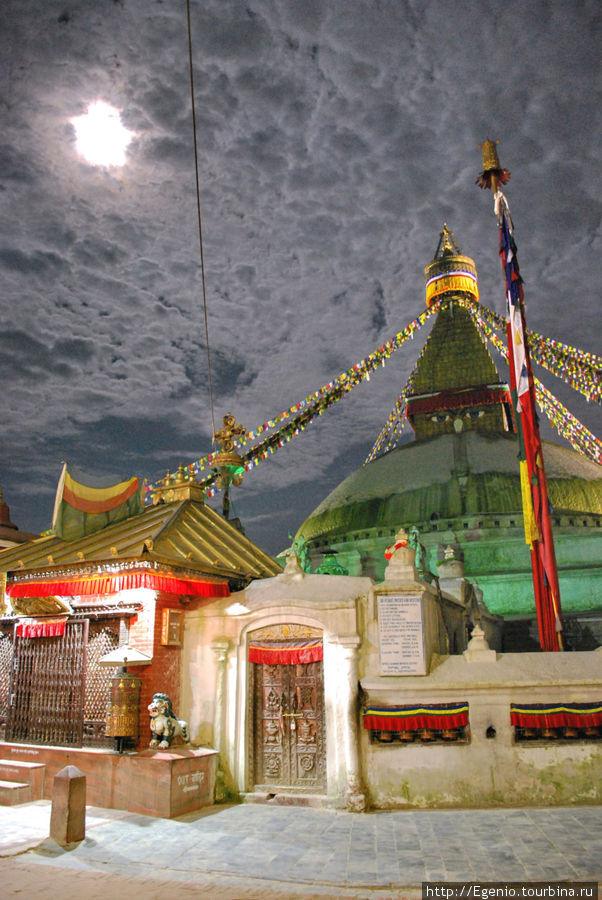 снято в почти полнолунную августовскую ночь Катманду, Непал