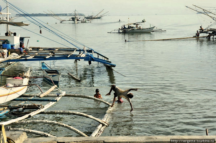 Ребетня купается Остров Палаван, Филиппины