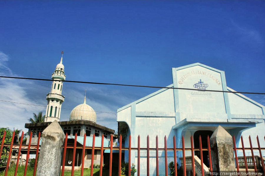 Мечеть и христианский храм Остров Палаван, Филиппины