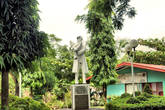 Похоже это памятник знаменитому на Филиппинах Рисалю. Вандалы сделали свое грязное дело. Такое здесь редко но бывает.