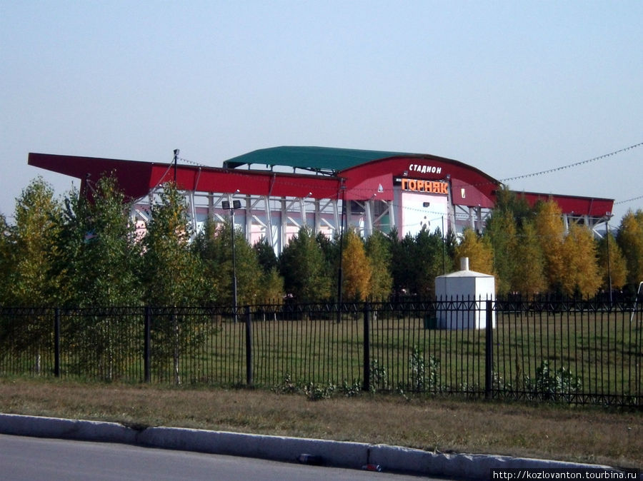 Стадион Горняк, на котором ежегодно в день шахтера выступают звезды Российской эстрады. Бачатский, Россия