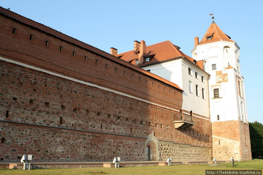 Мирский замок и его посетители Мир, Беларусь