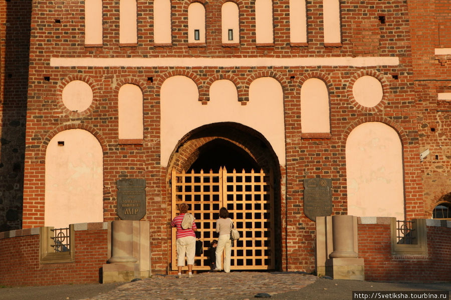 Мирский замок и его посетители Мир, Беларусь