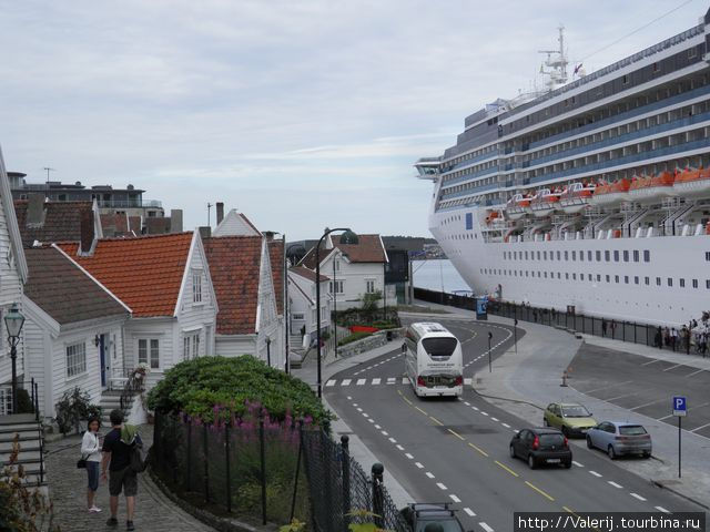 Уютные улочки по соседству с громадой круизного лайнера Ставангер, Норвегия