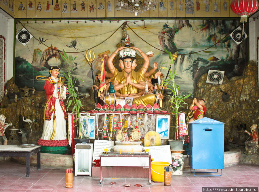 Будда многолик, к нему все приходят просить прощение Бан-Банг-Саен, Таиланд