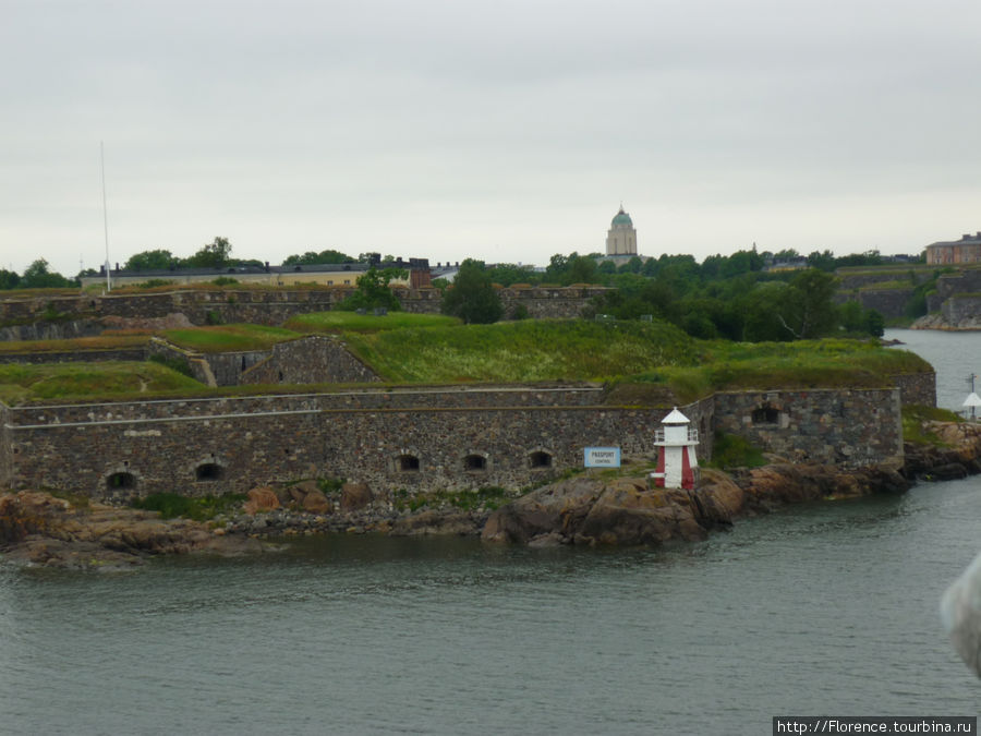 Проходим крепость Суоменлинна (Свеаборг): когда-то суда встречали орудия, а теперь — паспортный контроль :( Финляндия