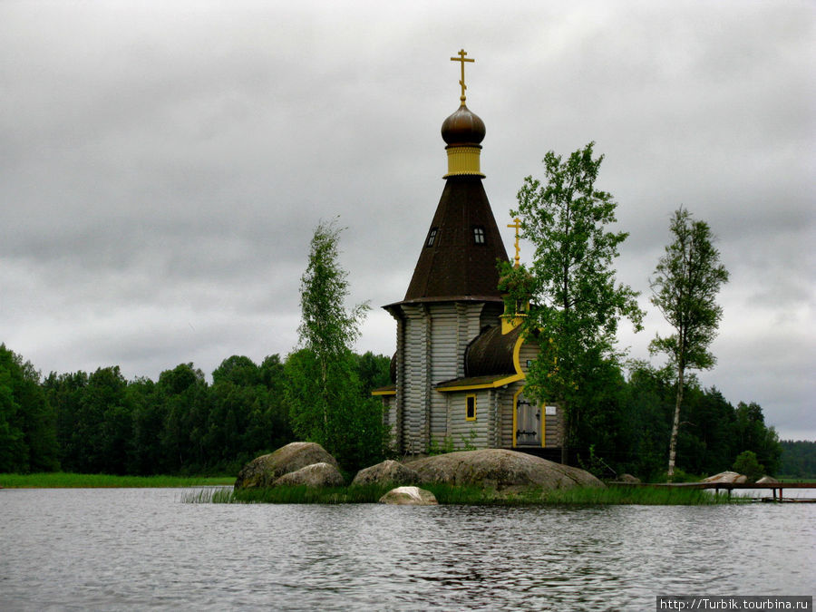 Церковь посреди реки Васильево, Россия
