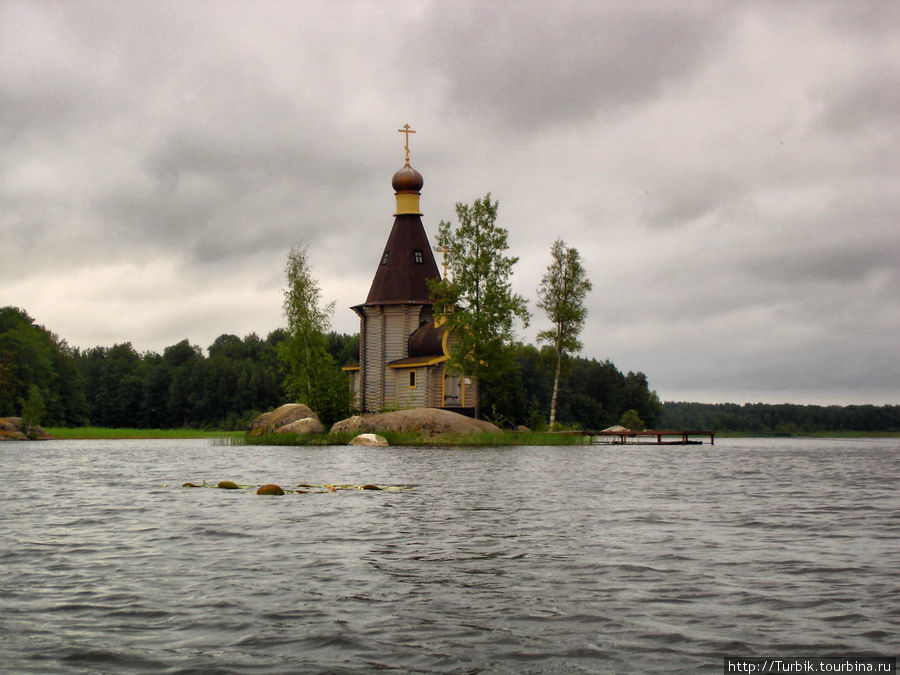 Церковь посреди реки
