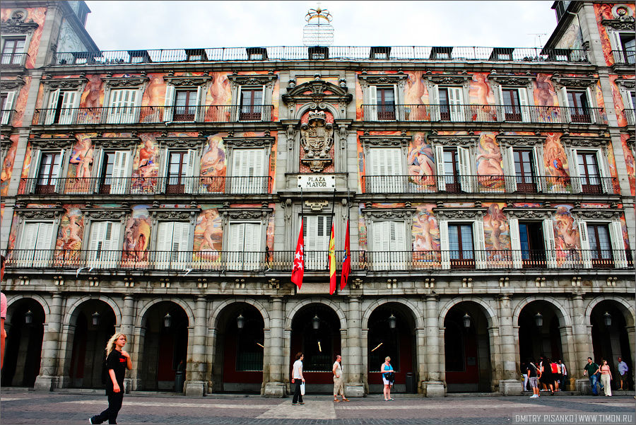 На площади Пласа-Майор ( Plaza Mayor ) Мадрид, Испания