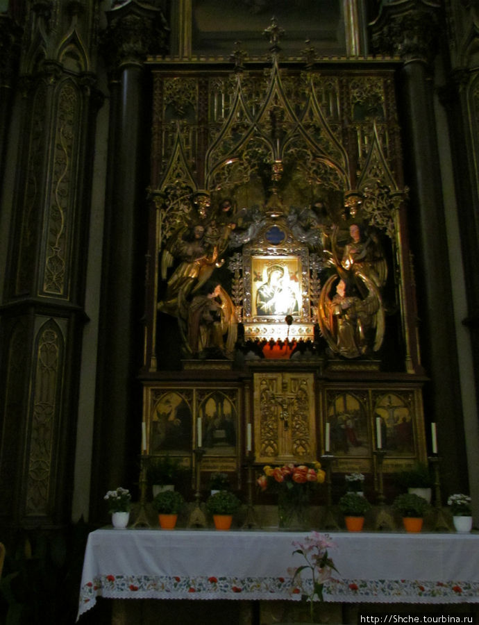 икона Maria am Gestade находится в левом крыле и активно подсвечивается, что мешает ее прямому фотографированию Вена, Австрия