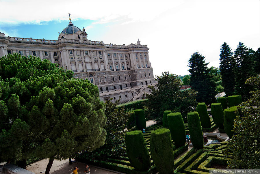 Королевский дворец с тыльной стороны. Перед ним сад Сабатини, одного из архитекторов, который заканчивал создание дворца. Времени у нас было к сожалению уже впритык, потому погулять по нему мы не успели, к большому нашему сожалению. Мадрид, Испания