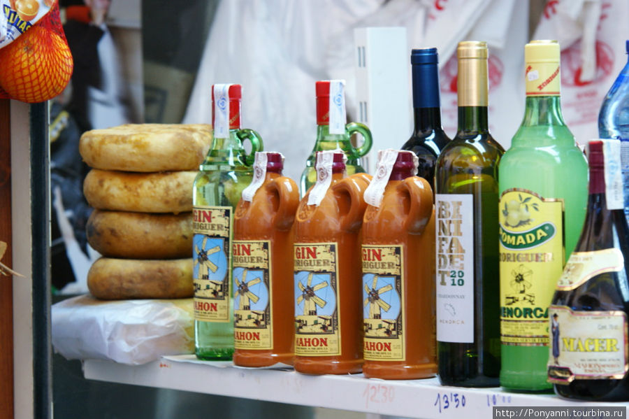 Традиционные товары — джин,помада и сыр. Маон, остров Менорка, Испания