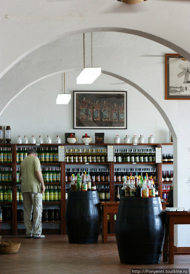 Магазинчик при винокурне. Маон, остров Менорка, Испания