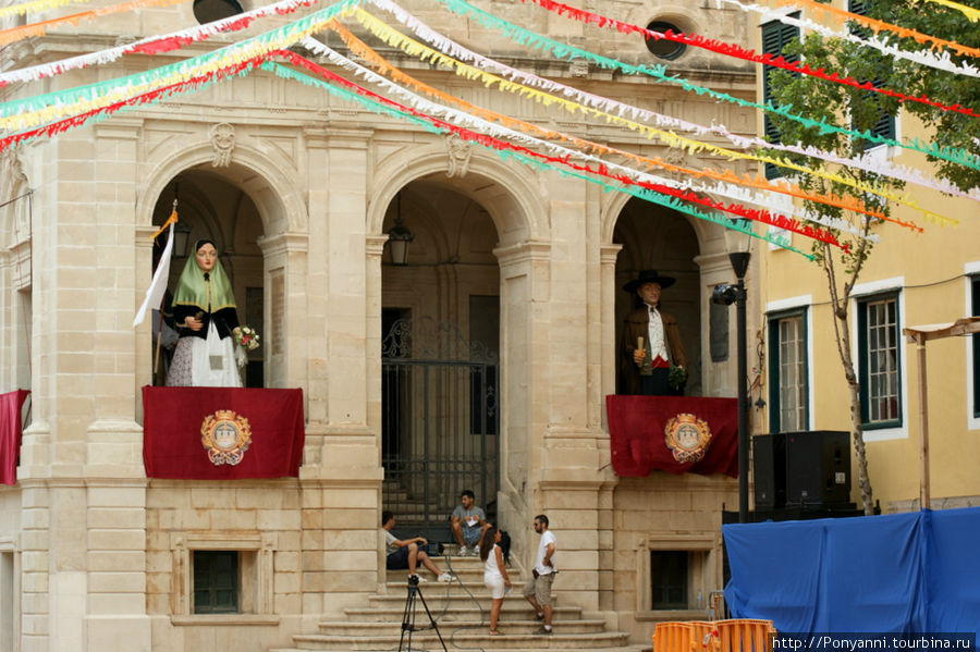 Центральная площадь в праздничном украшении. Маон, остров Менорка, Испания