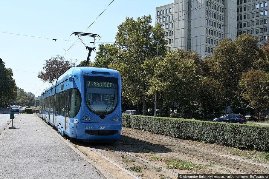 Общественный транспорт представлен вот такими потрясающими низкопольными строенными трамваями. Интересно, что трамвай огромен, а рельсы — узкие. Загреб, Хорватия