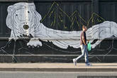 Многие городские заборы изрисованы граффити. Не все симпатичные, но все-таки бомберы стараются вносить в свои рисунки хоть какой-то смысл.