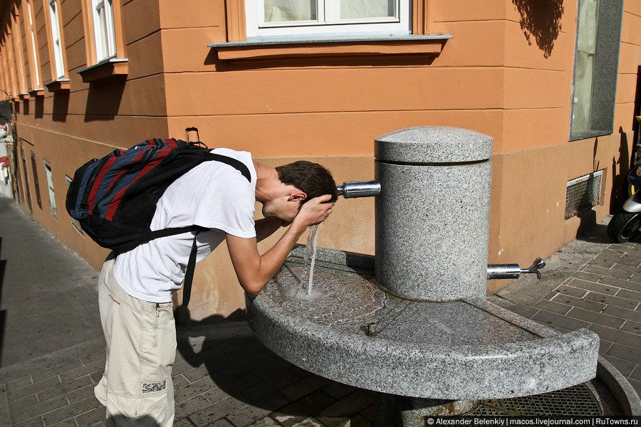 Ах да, вот еще одна из фишек Загреба. Питьевые фонтанчики. Они буквально везде. Очень удобно, можно набрать воды с собой, можно попить на месте или просто намочить голову, отлично помогает в жару. Загреб, Хорватия