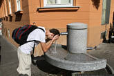 Ах да, вот еще одна из фишек Загреба. Питьевые фонтанчики. Они буквально везде. Очень удобно, можно набрать воды с собой, можно попить на месте или просто намочить голову, отлично помогает в жару.