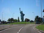 Копия статуи Свободы ( скульптора Бартольди-уроженца Кольмара) при вьезде в город