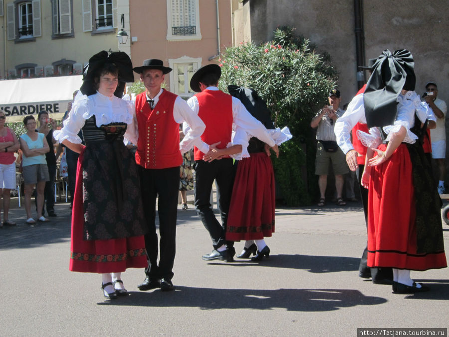 Фольклорные танцы в центре города Кольмар, Франция