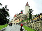 Расположенный в  одноименном поселке замок-град  Кршивоклат   с давних времен был резиденцией чешских королей и князей и славился своими охотничьими угодьями