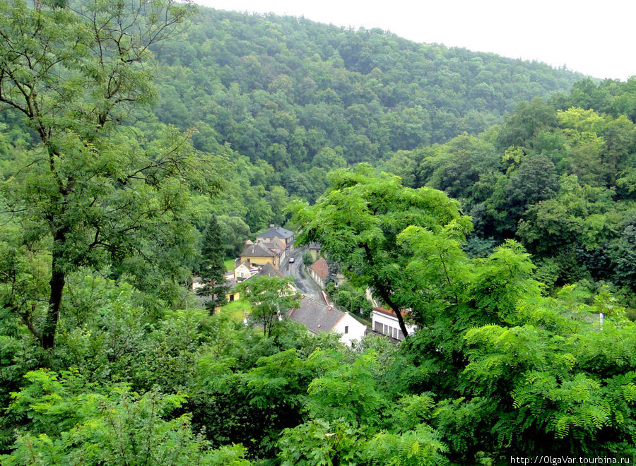 Весь поселок буквально утопает в зелени Кршивоклат, Чехия