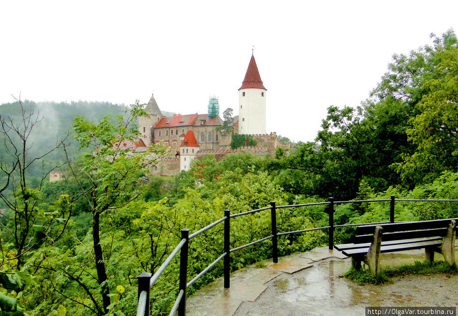 Отсюда тоже открывается замечательный вид на замок и можно передохнуть Кршивоклат, Чехия