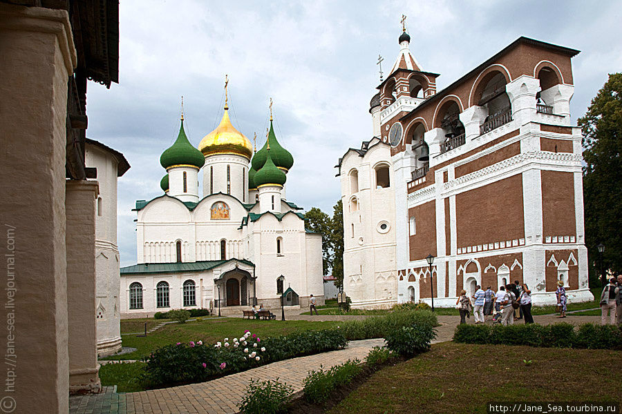 Спасо-Преображенский собор и действующая звонница монастыря Суздаль, Россия