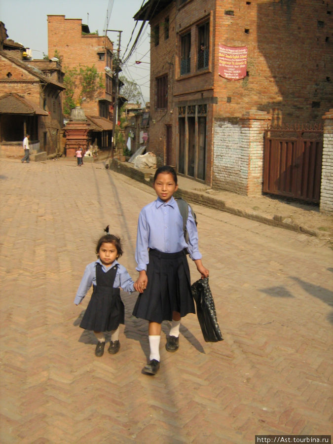 Люди и лица Непала. Дети идут в школу. Катманду, Непал