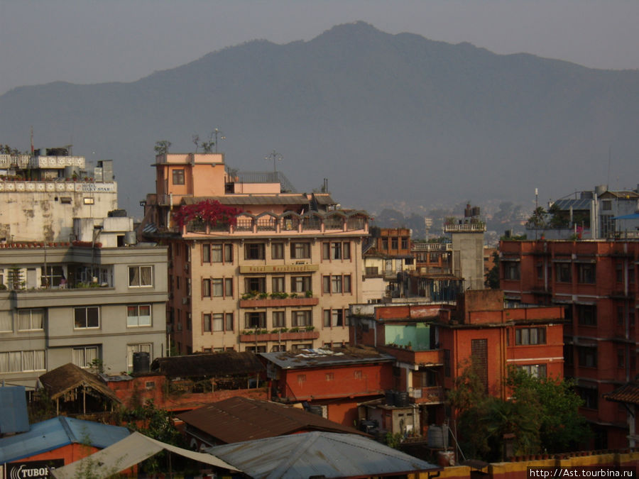Вид на город с высоты нескольких этажей. Катманду, Непал
